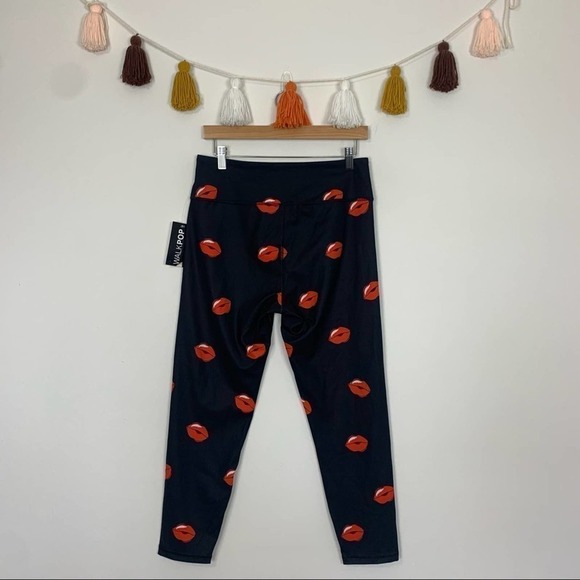 NWT Adore Me Walk Pop Cora Cozy Lip Print 7/8 Leggings Size Large - Picture 11 of 11